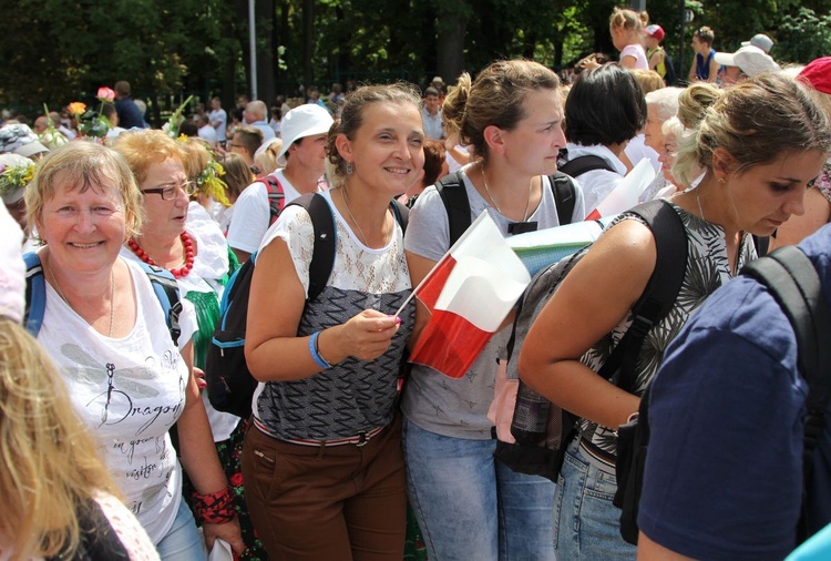 Powitanie 28. Pielgrzymki Diecezji Bielsko-Żywieckiej - grupy hałcnowskie na Jasnej Górze - 2019; cz. 2