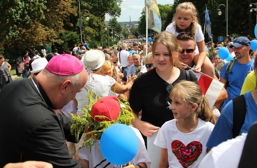 Powitanie 28. Pielgrzymki Diecezji Bielsko-Żywieckiej - grupy hałcnowskie na Jasnej Górze - 2019; cz. 2