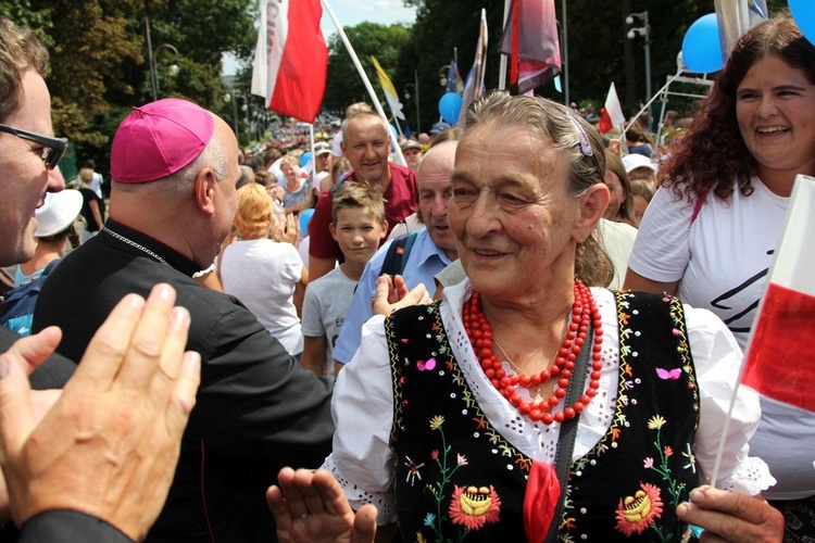 Powitanie 28. Pielgrzymki Diecezji Bielsko-Żywieckiej - grupy hałcnowskie na Jasnej Górze - 2019; cz. 2