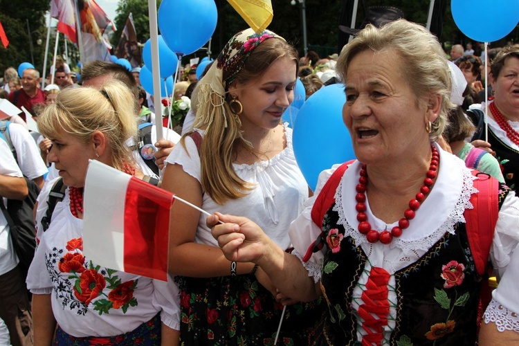 Powitanie 28. Pielgrzymki Diecezji Bielsko-Żywieckiej - grupy hałcnowskie na Jasnej Górze - 2019; cz. 2