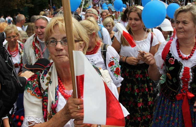 Powitanie 28. Pielgrzymki Diecezji Bielsko-Żywieckiej - grupy hałcnowskie na Jasnej Górze - 2019; cz. 2