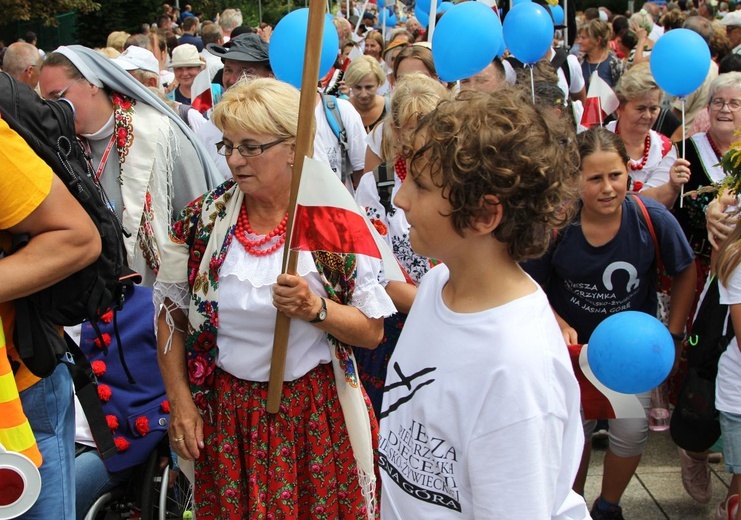 Powitanie 28. Pielgrzymki Diecezji Bielsko-Żywieckiej - grupy hałcnowskie na Jasnej Górze - 2019; cz. 2