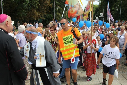 Powitanie 28. Pielgrzymki Diecezji Bielsko-Żywieckiej - grupy hałcnowskie na Jasnej Górze - 2019; cz. 2