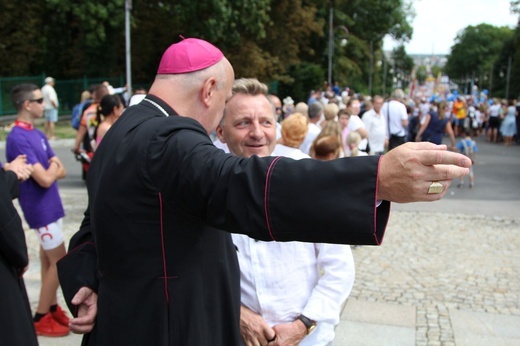 Powitanie 28. Pielgrzymki Diecezji Bielsko-Żywieckiej - grupy hałcnowskie na Jasnej Górze - 2019; cz. 2