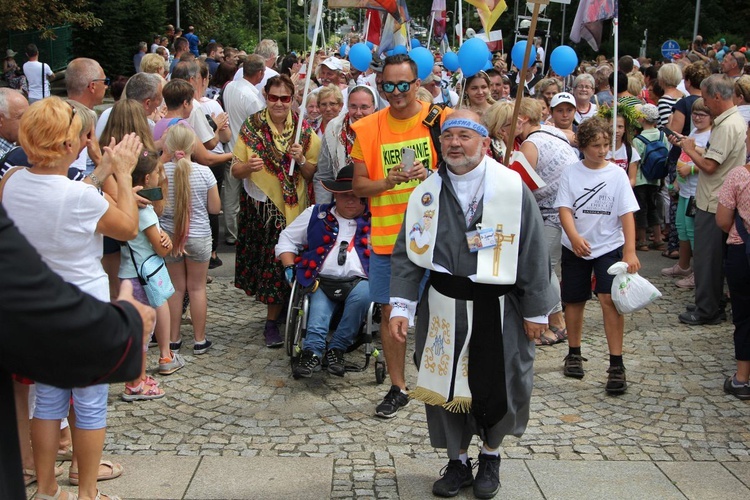 Powitanie 28. Pielgrzymki Diecezji Bielsko-Żywieckiej - grupy hałcnowskie na Jasnej Górze - 2019; cz. 2