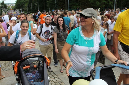 Powitanie 28. Pielgrzymki Diecezji Bielsko-Żywieckiej - grupy hałcnowskie na Jasnej Górze - 2019; cz. 2