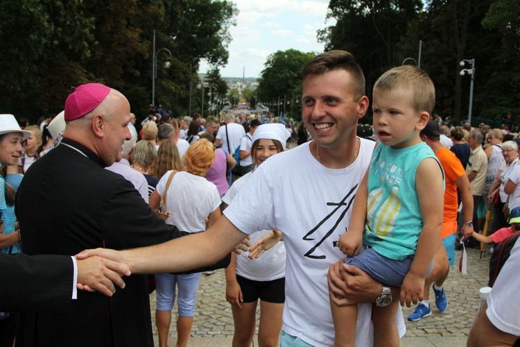 Powitanie 28. Pielgrzymki Diecezji Bielsko-Żywieckiej - grupy hałcnowskie na Jasnej Górze - 2019; cz. 2