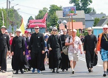 ▲	Alumni i ks. Grzegorz Lipiec z pątnikami z kolumny skarżyskiej.