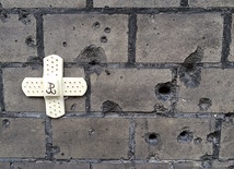 ▲	Dziury po pociskach na ścianie Hali Mirowskiej to jedyne w Warszawie autentyczne „blizny”, powstałe w wyniku rozstrzelania. W miejscu tym 7 i 8 sierpnia 1944 r. Niemcy zabili ponad pół tysiąca osób.