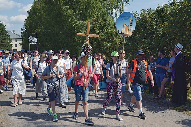 ▲	Każda z grup ma swoją siłę przyciągania, która sprawia,  że co roku wracają tu pątnicy.