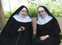 ▲	Matka Faustyna Foryś (z prawej) i s. Małgorzata Borkowska  (z lewej) podkreślają, że nie są tu na wakacjach.  – Obowiązuje nas rytm życia monastycznego i to jest nasz przywilej – mówią.