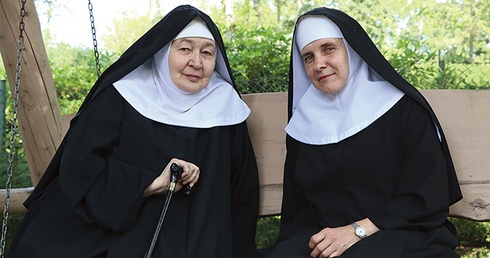 ▲	Matka Faustyna Foryś (z prawej) i s. Małgorzata Borkowska  (z lewej) podkreślają, że nie są tu na wakacjach.  – Obowiązuje nas rytm życia monastycznego i to jest nasz przywilej – mówią.