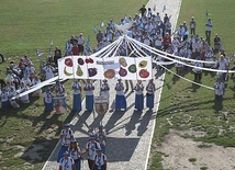 ▼	Powitanie pielgrzymów na jasnogórskich wałach – przedstawienie grupy 4. z ziemi ząbkowickiej.