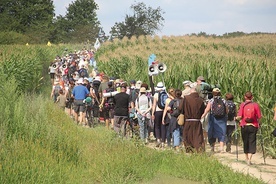 ▲	Pielgrzymowanie to również możliwość podziwiania  Bożego stworzenia.