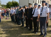 Przedstawiciele służb mundurowych podczas Mszy św. na rozpoczęcie pielgrzymki. Stroje galowe założą znów na wejście na Jasną Górę.