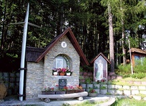 ▲	 Kapliczka lotników na Jodłowcu z krzyżem wykonanym ze skrzydła samolotu.