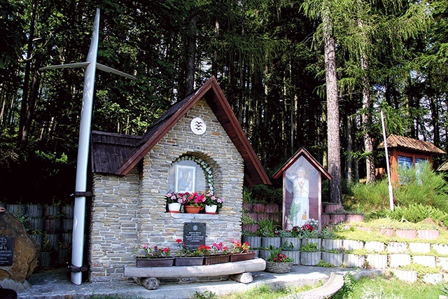 ▲	 Kapliczka lotników na Jodłowcu z krzyżem wykonanym ze skrzydła samolotu.