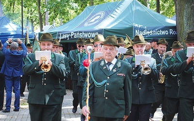 ▲	Podczas imprezy przygrywała Myśliwska Orkiestra „Echo Kniei”.