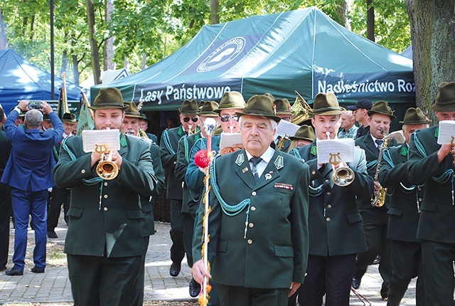 ▲	Podczas imprezy przygrywała Myśliwska Orkiestra „Echo Kniei”.