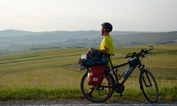Rowerzyści jadą w stronę San Marino 
