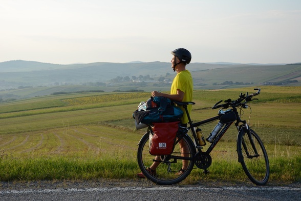 Rowerzyści jadą w stronę San Marino 