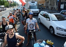 Rowerzyści jadą w stronę San Marino 