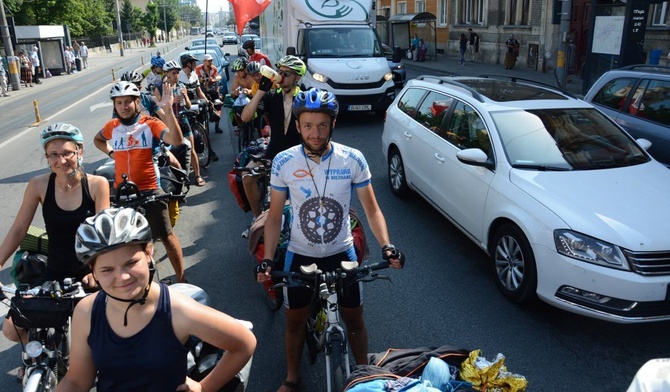 Rowerzyści jadą w stronę San Marino 