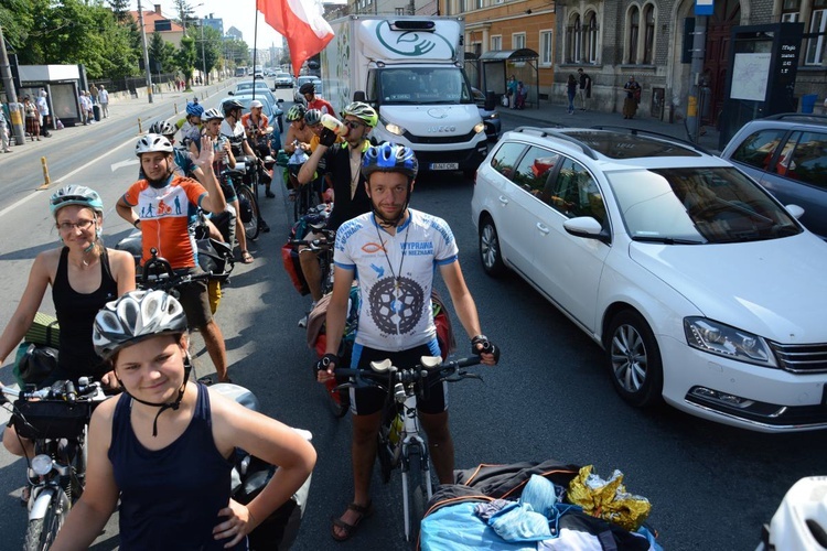 Rowerzyści jadą w stronę San Marino 