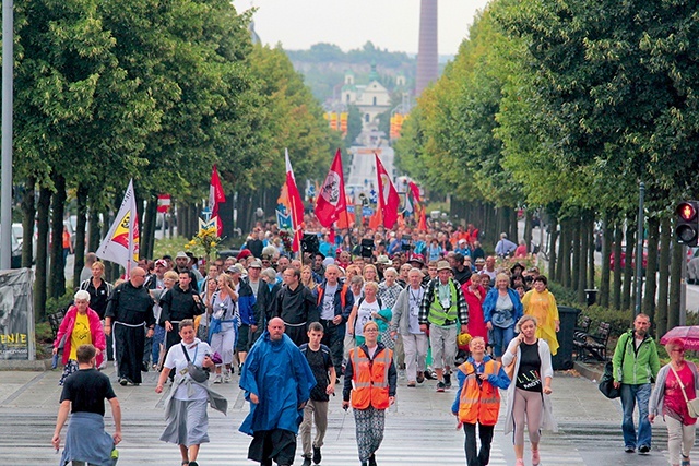 ▲	Pielgrzymi w drodze do Jasnogórskiej Pani.