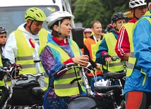 ▲	Większość modlitw odbywa się na postojach.