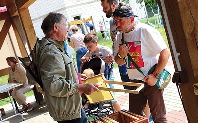 ▲	Przygodę z pszczelarstwem najlepiej zacząć od rozmowy z ekspertem.