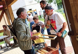 ▲	Przygodę z pszczelarstwem najlepiej zacząć od rozmowy z ekspertem.