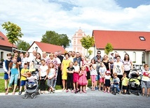 ◄	W rekolekcjach wzięło  udział prawie 60 osób  (13 małżeństw oraz dzieci) z kilku diecezji w Polsce.