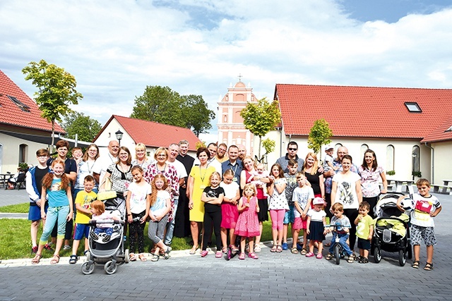 ◄	W rekolekcjach wzięło  udział prawie 60 osób  (13 małżeństw oraz dzieci) z kilku diecezji w Polsce.