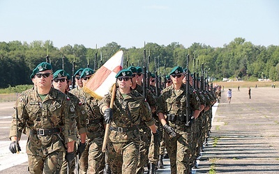 ▲	Żołnierze z jednostek z całego kraju, zanim pojawili się na trasie marszu, ćwiczyli defilowanie na płycie lotniska Muchowiec codziennie przez pięć godzin.