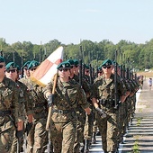 ▲	Żołnierze z jednostek z całego kraju, zanim pojawili się na trasie marszu, ćwiczyli defilowanie na płycie lotniska Muchowiec codziennie przez pięć godzin.