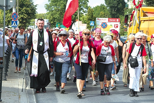 ▲	Wędrówce  do Częstochowy towarzyszyło hasło: „Mocni Bożym Duchem”.