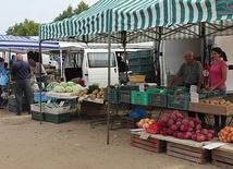 ▲	Plantatorzy przyznają,  że uprawy „pod chmurką” zawsze niosły ze sobą ryzyko, ale jest nadzieja, że przynajmniej jesienne zbiory będą nieco lepsze.