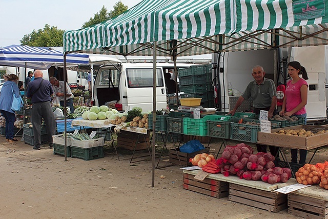 ▲	Plantatorzy przyznają,  że uprawy „pod chmurką” zawsze niosły ze sobą ryzyko, ale jest nadzieja, że przynajmniej jesienne zbiory będą nieco lepsze.