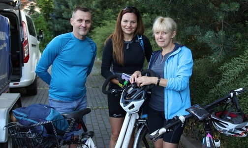Monika i Andrzej Kukuczkowie oraz Jadwiga Wielgosz z Zamarsk - po raz pierwszy uczestniczą w pielgrzymce rowerowej.