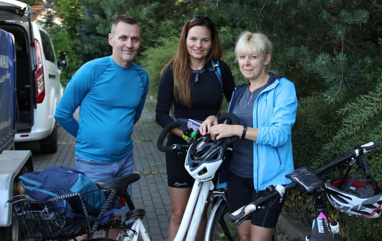 Monika i Andrzej Kukuczkowie oraz Jadwiga Wielgosz z Zamarsk - po raz pierwszy uczestniczą w pielgrzymce rowerowej.