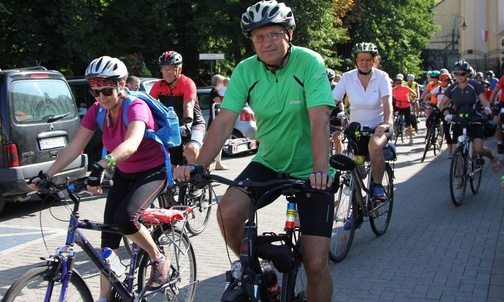 124 rowerzystów w sześć dni spokojnym tempem pokonuje trasę z Andrychowa na Jasną Górę i z powrotem.