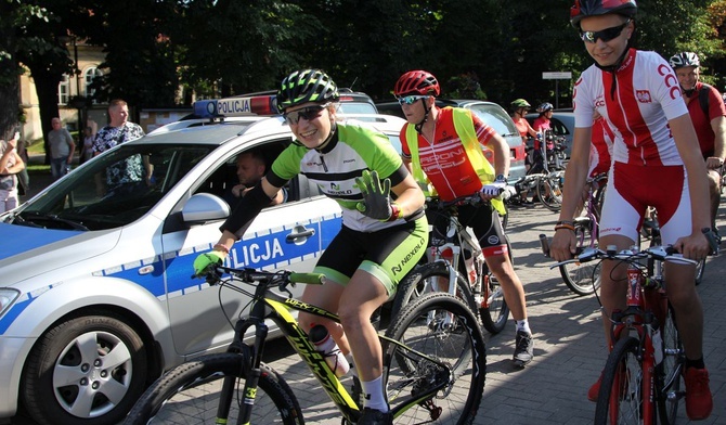 Magda Zielińska, zdobywczymi wielu tytułów mistrzowskich w zawodach MTB poprowadziła peleton andrychowskich pielgrzymów rowerowych.