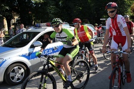 Magda Zielińska, zdobywczymi wielu tytułów mistrzowskich w zawodach MTB poprowadziła peleton andrychowskich pielgrzymów rowerowych.