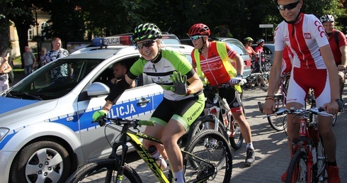 Magda Zielińska, zdobywczymi wielu tytułów mistrzowskich w zawodach MTB poprowadziła peleton andrychowskich pielgrzymów rowerowych.