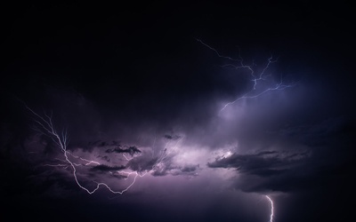 IMGW ostrzega przed gwałtownymi burzami, gradobiciem i wichurami