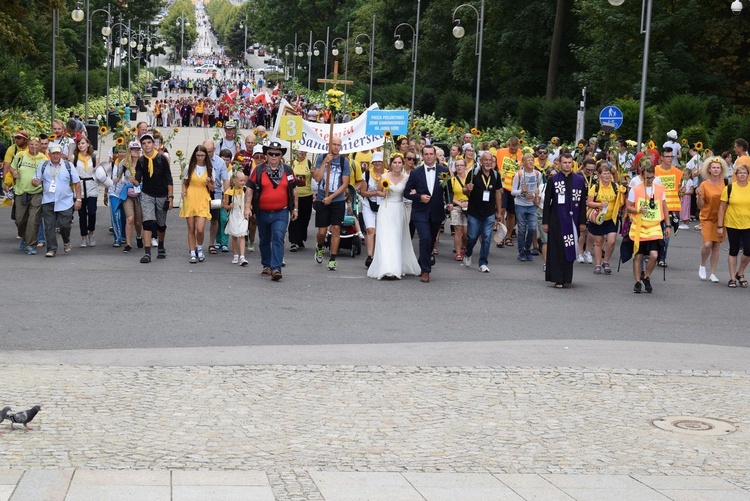 Wejście pielgrzymki na Jasną Górę