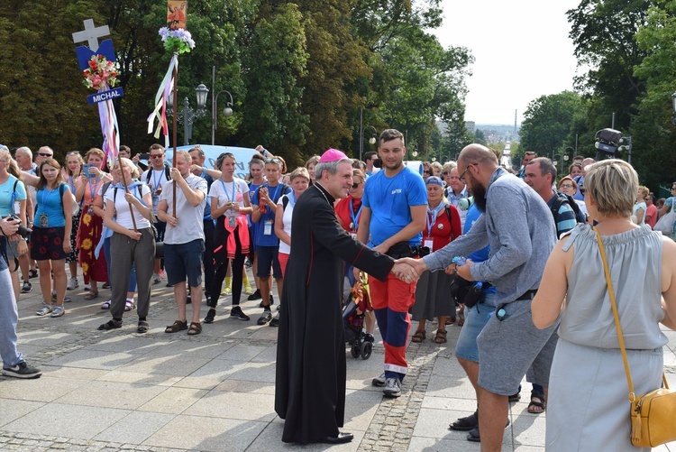 Wejście pielgrzymki na Jasną Górę