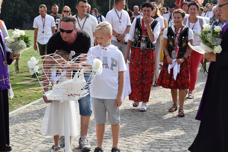 Wejście pielgrzymki na Jasną Górę