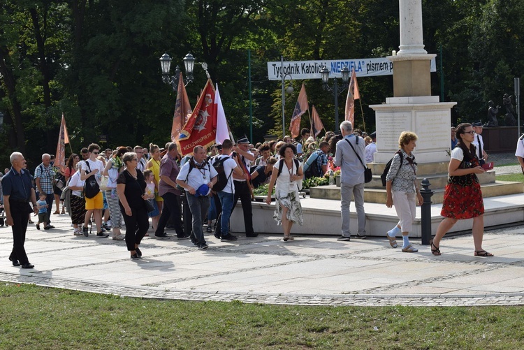 Wejście pielgrzymki na Jasną Górę